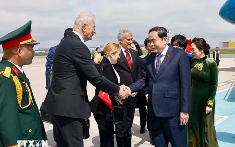 Chủ tịch Quốc hội Trần Thanh Mẫn và Phu nhân cùng đoàn đại biểu cấp cao Việt Nam đến thành phố Istanbul - Ảnh: TTXVN