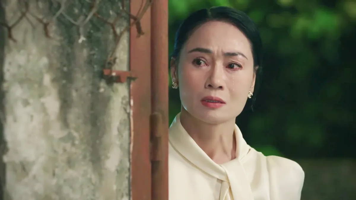 Bước ch&acirc;n v&agrave;o đời - Tập 24: B&agrave; Dung kh&oacute;c v&igrave; hiểu tấm ch&acirc;n t&igrave;nh của Thương - Ảnh 3.