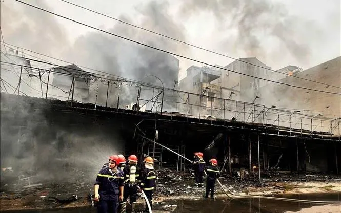 Các lực lượng chức năng chữa cháy. Ảnh: TTXVN

