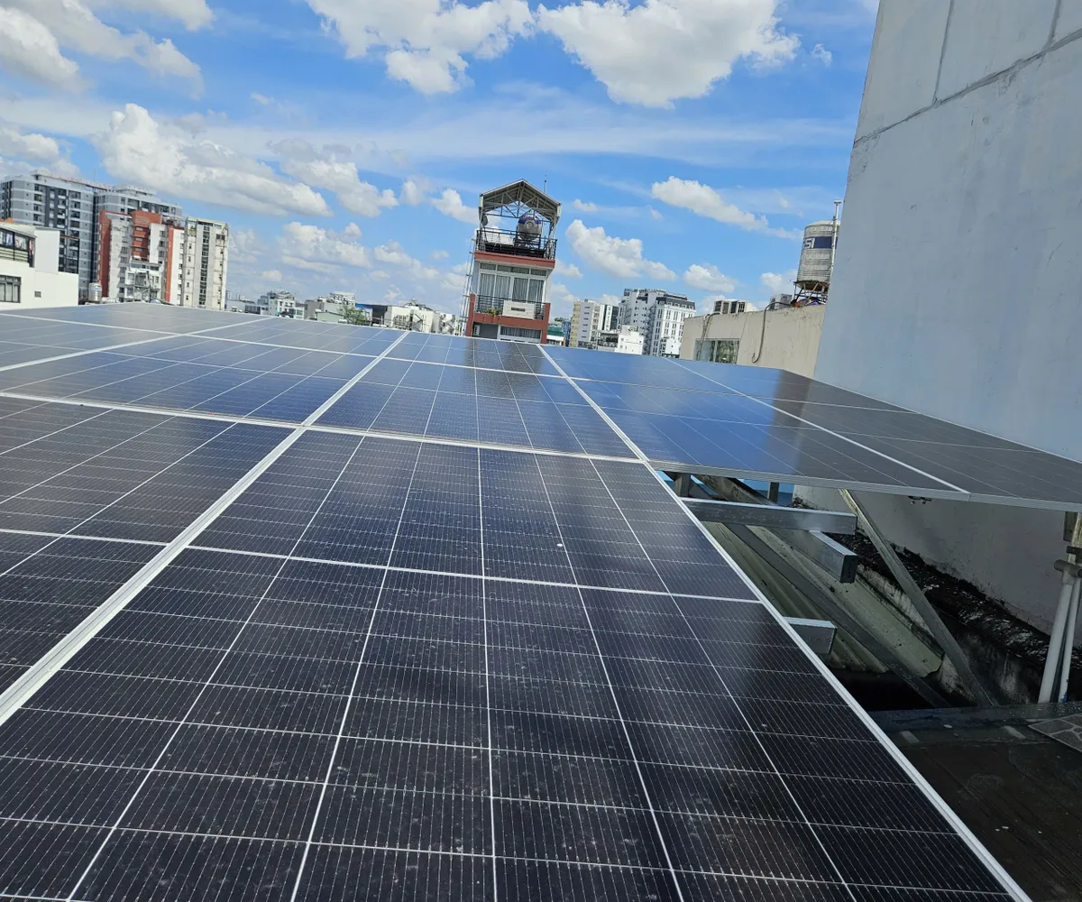 Sống ở chung cư c&oacute; được lắp điện mặt trời m&aacute;i nh&agrave; để giảm tiền điện?- Ảnh 1.