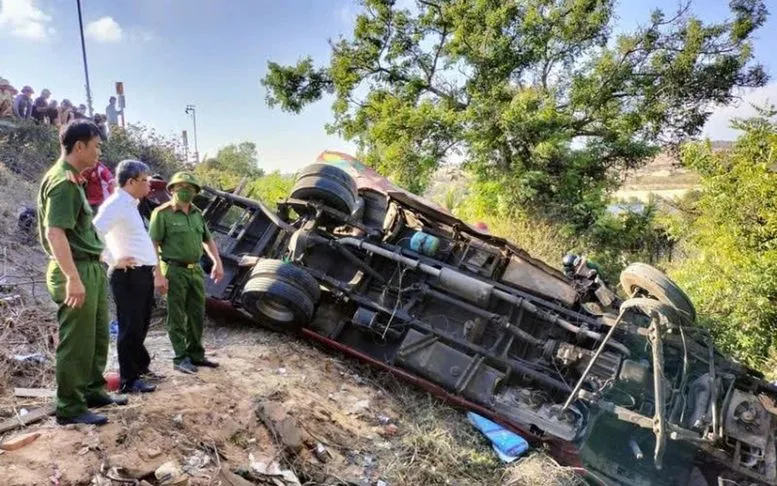 Vụ tai nạn xe khách chở 16 người lao xuống vực khiến 4 người tử vong chiều 6/4 tại Lâm Đồng.