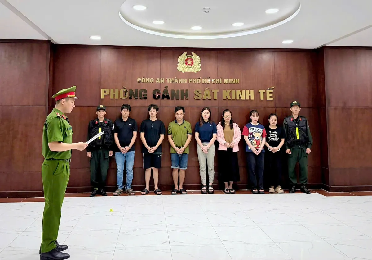 Kiếm tiền tỷ từ việc đổ trộm chất thải - Ảnh 1.