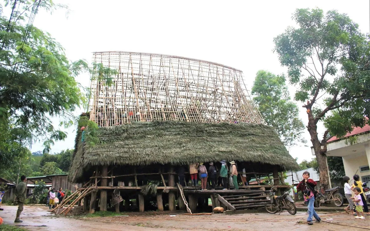 Hiện nay, việc đầu tư xây dựng một ngôi nhà rông truyền thống gặp rất nhiều khó khăn, do các nguyên vật liệu không còn nhiều như trước