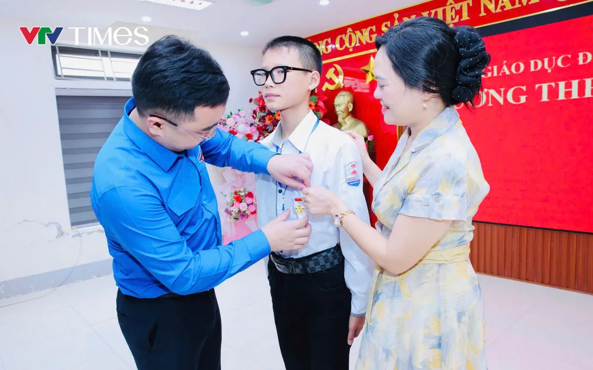 Đại diện Thường trực Tỉnh đoàn Nghệ An thừa ủy quyền của Trung ương Đoàn trao tặng Huy hiệu “Tuổi trẻ dũng cảm” và Bằng khen của Ban Chấp hành Trung ương Đoàn cho em Võ Hoàng Thành.