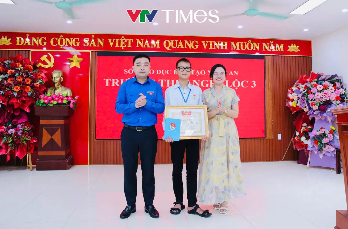 Trao tặng Huy hiệu Tuổi trẻ dũng cảm cho 2 bạn trẻ Nghệ An cứu người bị đuối nước - Ảnh 1.