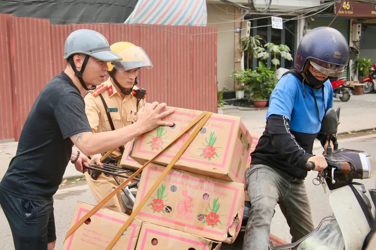 Hà Nội: CSGT vượt nắng, thắng mưa, bám chốt tại các công trường trọng điểm- Ảnh 5. Hà Nội: CSGT vượt nắng, thắng mưa, bám chốt tại các công trường trọng điểm- Ảnh 5.
