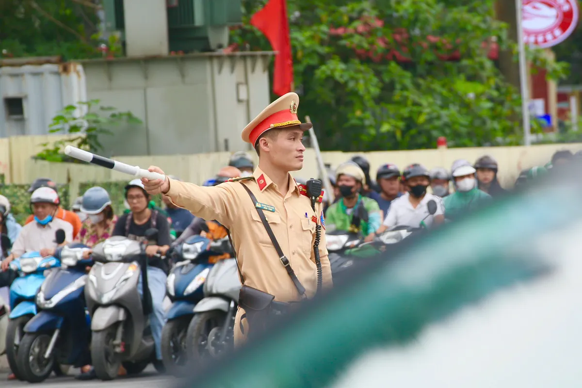 Hà Nội: CSGT vượt nắng, thắng mưa, bám chốt tại các công trường trọng điểm- Ảnh 2. Hà Nội: CSGT vượt nắng, thắng mưa, bám chốt tại các công trường trọng điểm- Ảnh 2.