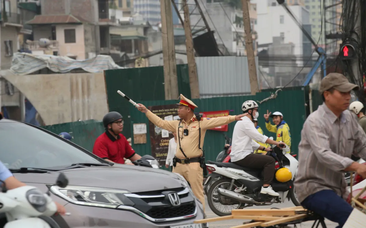 CSGT làm nhiệm vụ trong giờ cao điểm tại khu vực Dự án đường Vành đai 1, sáng 15/4.