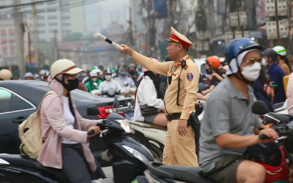 CSGT làm nhiệm vụ trong giờ cao điểm tại khu vực Dự án đường Vành đai 1, sáng 15/4.