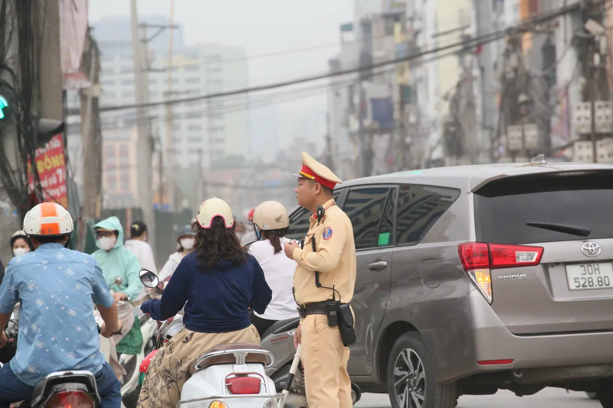 Hà Nội: CSGT vượt nắng, thắng mưa, bám chốt tại các công trường trọng điểm- Ảnh 3. Hà Nội: CSGT vượt nắng, thắng mưa, bám chốt tại các công trường trọng điểm- Ảnh 3.