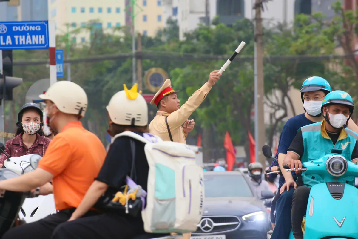 Hà Nội: CSGT vượt nắng, thắng mưa, bám chốt tại các công trường trọng điểm- Ảnh 1. Hà Nội: CSGT vượt nắng, thắng mưa, bám chốt tại các công trường trọng điểm- Ảnh 1.