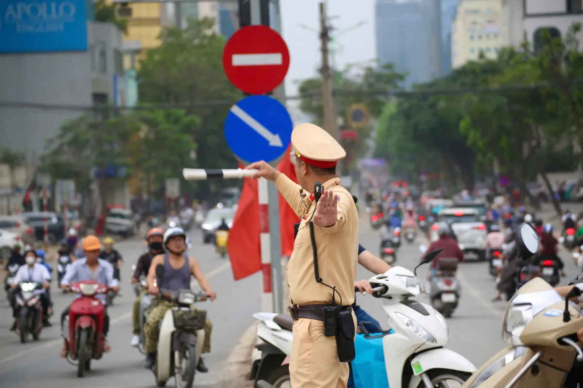 Hà Nội: CSGT vượt nắng, thắng mưa, bám chốt tại các công trường trọng điểm- Ảnh 4. Hà Nội: CSGT vượt nắng, thắng mưa, bám chốt tại các công trường trọng điểm- Ảnh 4.