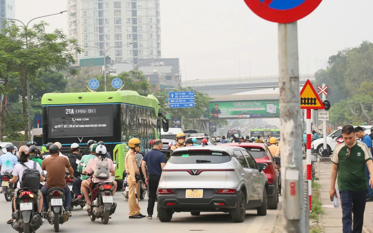 CSGT xử lý ô tô dừng, đỗ sai quy định.