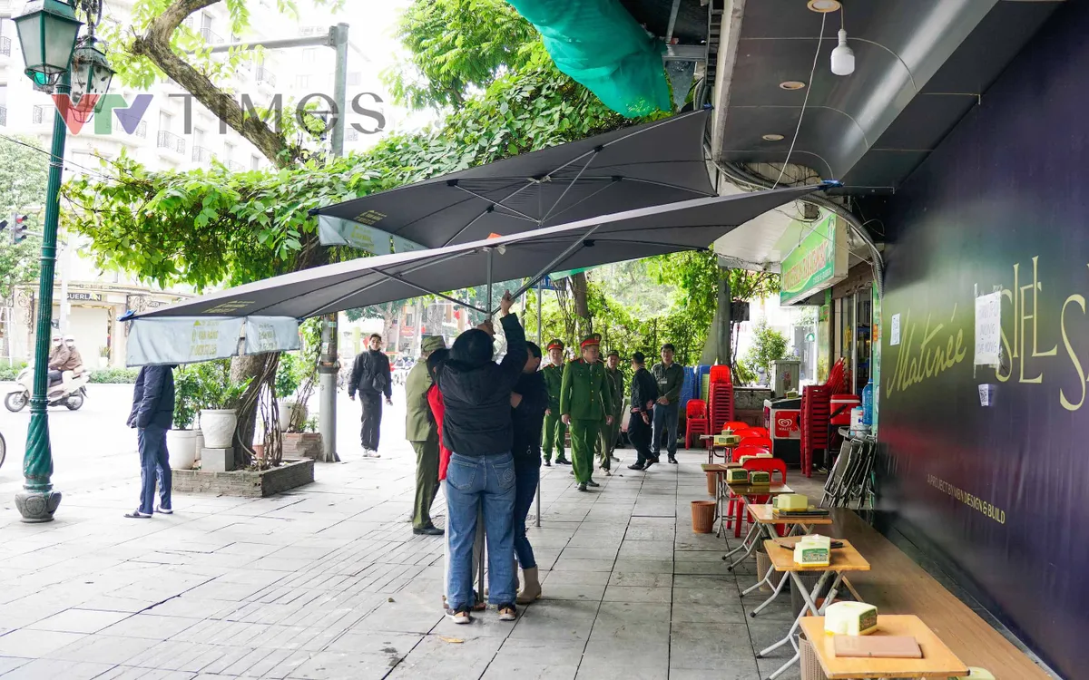 Công an Hà Nôi xử lý vi phạm trật tự đô thị. (Ảnh: Phùng Anh)