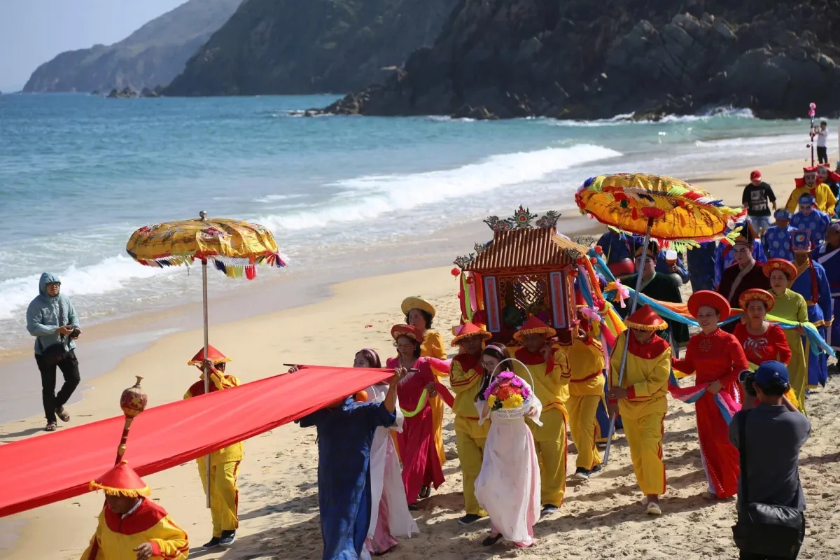 Dấu ấn văn h&oacute;a biển trong đời sống t&acirc;m linh của cư d&acirc;n vạn ch&agrave;i miền Trung- Ảnh 1.