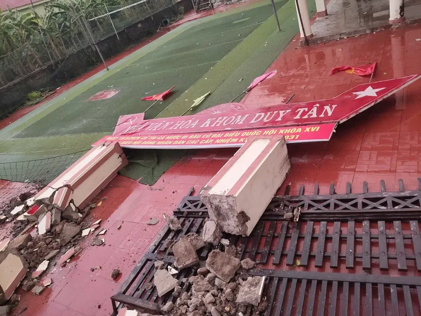 Mưa d&ocirc;ng k&egrave;m lốc xo&aacute;y giật bay m&aacute;i nh&agrave; ở Quảng Trị- Ảnh 3.