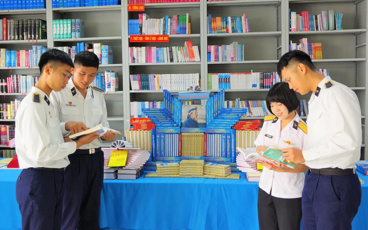 Cán bộ, học viên tìm hiểu, trảo đổi, đọc sách tại khu trưng bày sách mô hình sách, Trung tâm Học liệu, Học viện Hải quân.
