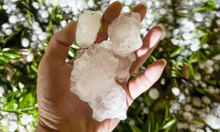 Mưa đ&aacute; g&acirc;y thiệt hại hơn 30 tỷ đồng v&agrave; l&agrave;m 4 người bị thương ở L&agrave;o Cai - Ảnh 3.