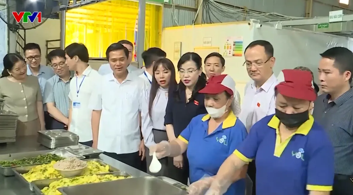 Kiểm so&aacute;t an to&agrave;n thực phẩm: C&ograve;n nhiều lỗ hổng - Ảnh 1.