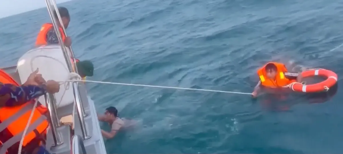 Cứu kịp thời 2 thuyền vi&ecirc;n t&agrave;u c&aacute; bị ch&igrave;m tr&ecirc;n biển- Ảnh 3.