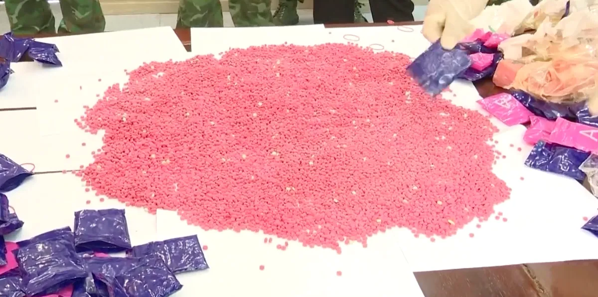 Bắt giữ 2 đối tượng vận chuyển thu&ecirc; 24.000 vi&ecirc;n hồng phiến- Ảnh 3.