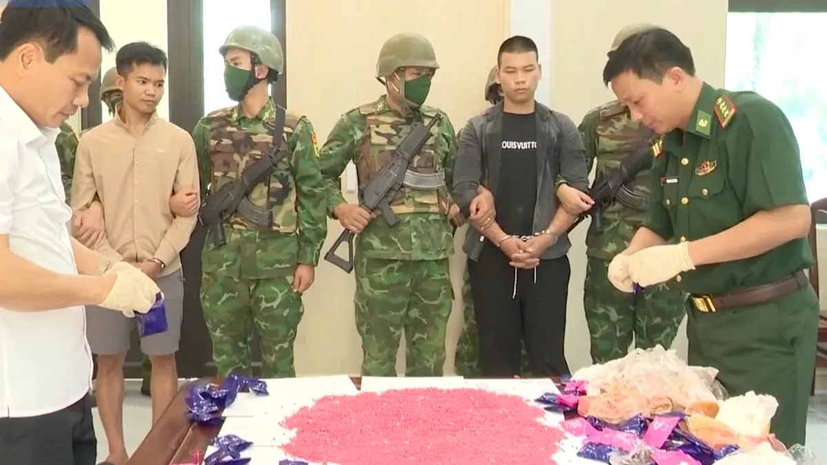 Bắt giữ 2 đối tượng vận chuyển thu&ecirc; 24.000 vi&ecirc;n hồng phiến- Ảnh 2.