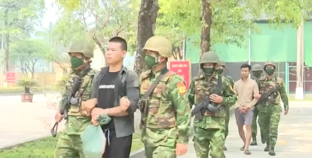 Bắt giữ 2 đối tượng vận chuyển thu&ecirc; 24.000 vi&ecirc;n hồng phiến- Ảnh 1.