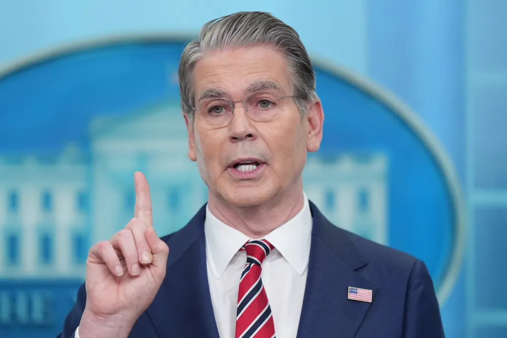 Mỹ kh&ocirc;ng gia hạn miễn trừng phạt đối với dầu mỏ Iran v&agrave; Nga - Ảnh 1.