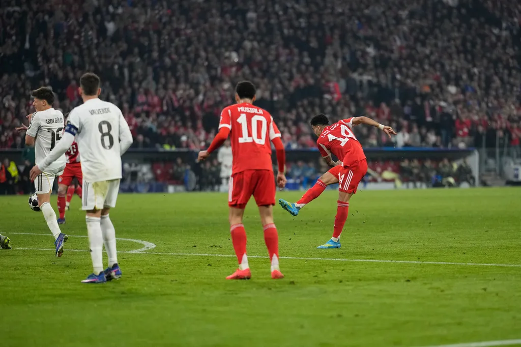 Bayern hạ Real trong &ldquo;mưa b&agrave;n thắng&rdquo;, kịch t&iacute;nh b&ugrave;ng nổ cuối trận- Ảnh 1.