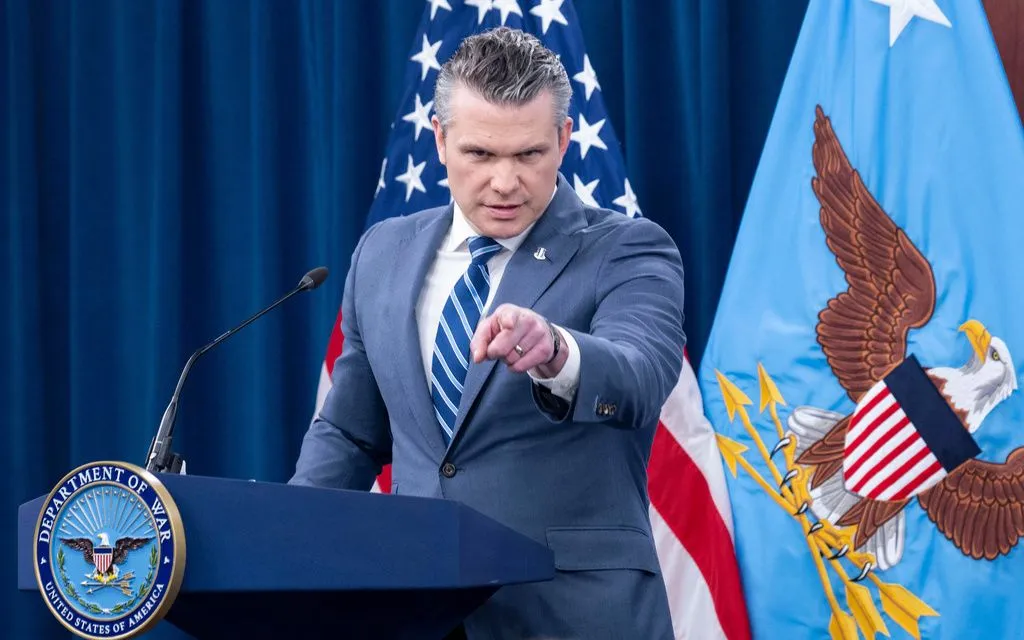 Bộ trưởng Chiến tranh Pete Hegseth trong cuộc họp báo tại Lầu Năm Góc, ngày 16/4/2026. (Ảnh: AP)