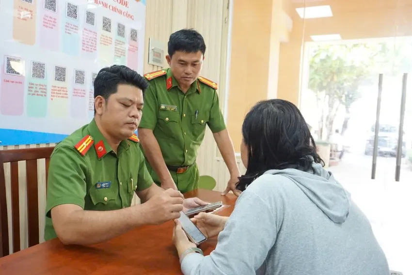 TP Hồ Ch&iacute; Minh: Kh&ocirc;ng y&ecirc;u cầu người d&acirc;n nộp th&ecirc;m giấy tờ nếu dữ liệu đ&atilde; li&ecirc;n th&ocirc;ng  - Ảnh 1.