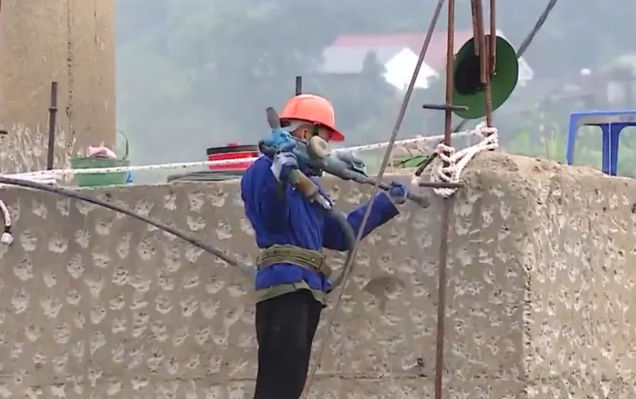 Sửa chữa trụ cầu s&ocirc;ng L&ocirc; chậm tiến độ- Ảnh 1.