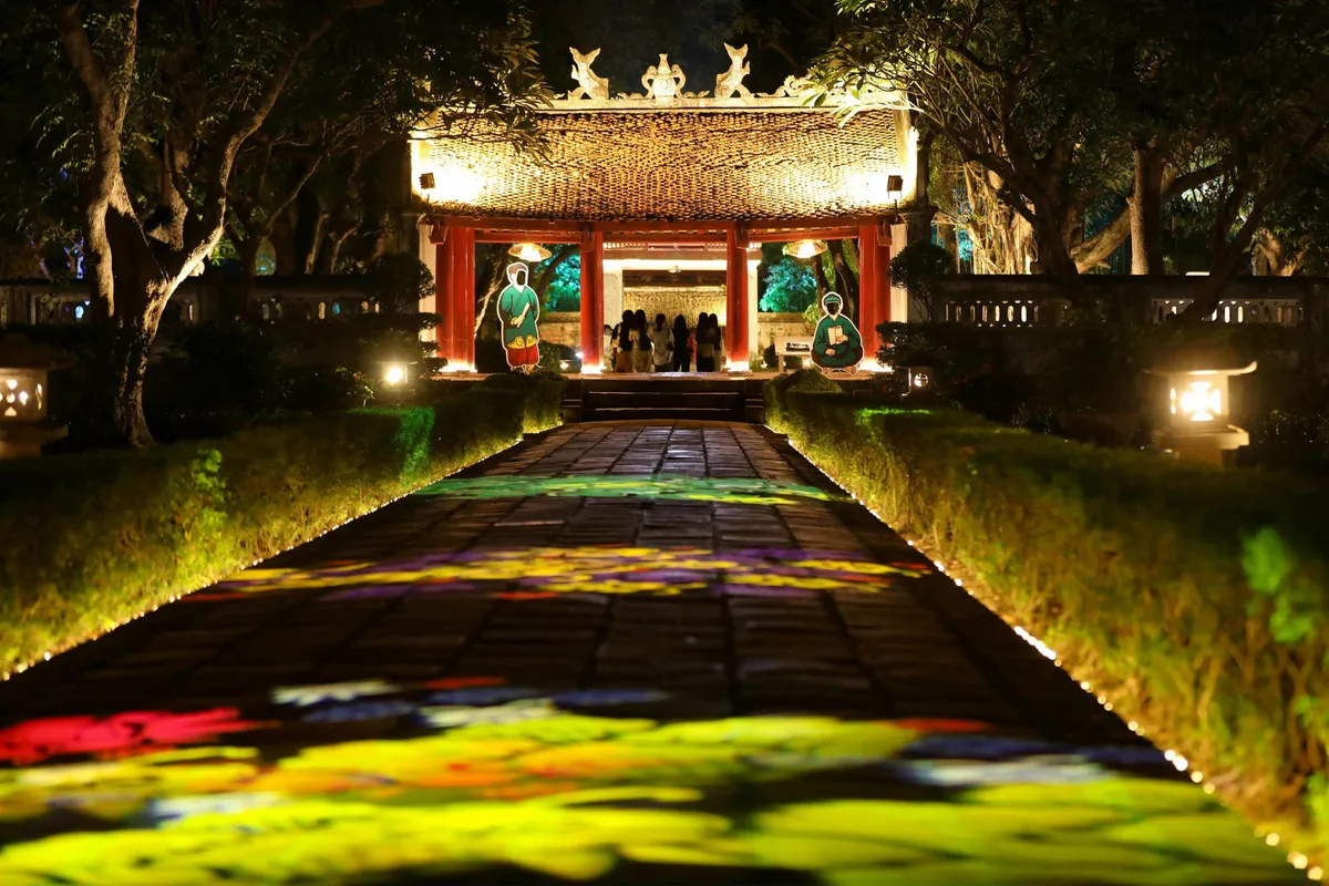 Sức h&uacute;t của c&aacute;c tour du lịch đ&ecirc;m tại H&agrave; Nội v&agrave; th&agrave;nh phố Hồ Ch&iacute; Minh- Ảnh 1.