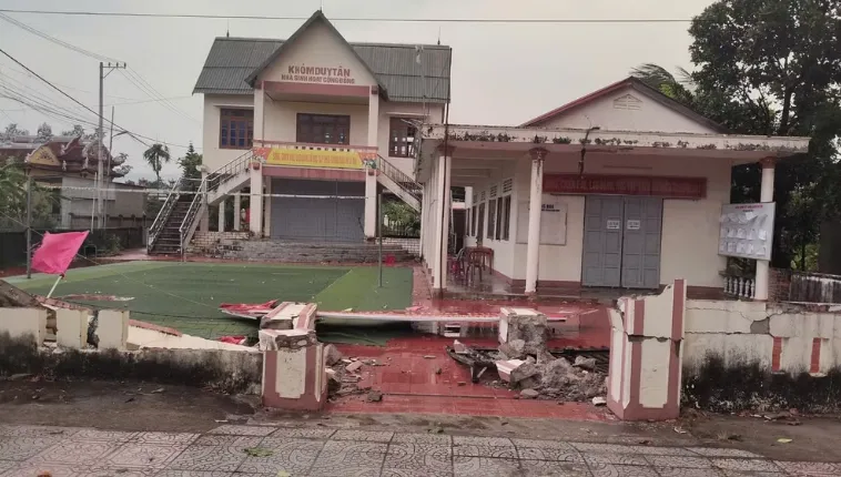 Mưa d&ocirc;ng k&egrave;m lốc xo&aacute;y giật bay m&aacute;i nh&agrave; ở Quảng Trị- Ảnh 1.