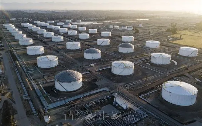 Kho dự trữ dầu ở Carson, California (Mỹ). Ảnh: CNN/TTXVN