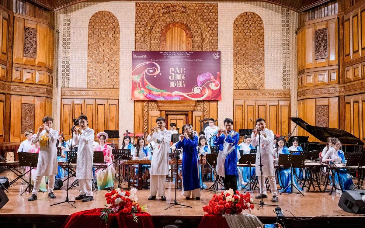 Trang Anh cùng các bạn học sinh biểu diễn tác phẩm “Cánh chim tự do”. (Ảnh: BTC)