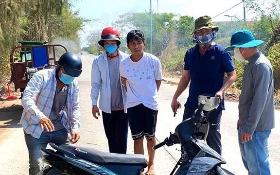 Đối tượng Phan Gia Huy bị tổ công tác Đồn Biên phòng Gành Hào bắt giữ