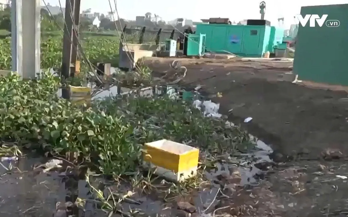 Dù được nạo vét liên tục, nhiều loại rác thải vẫn ùn ú trên tuyến kênh 19/5 chảy dài qua nhiều địa bàn tại TP Hồ Chí Minh.