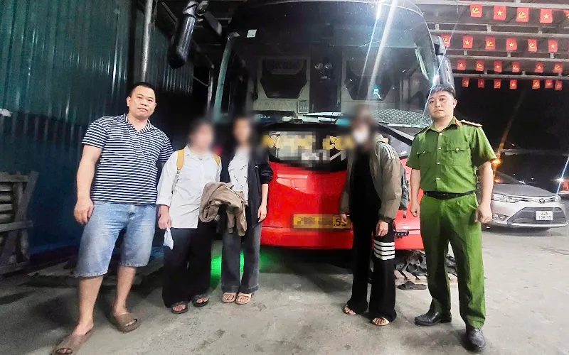 Lực lượng chức năng tìm thấy 3 nữ sinh trên xe khách, di chuyển theo tuyến Hà Giang – Tuyên Quang đi Hà Nội. (ảnh: Công an Tuyên Quang)