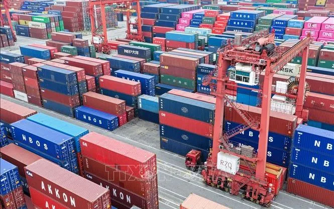 Cảng hàng hóa ở Giang Tô, Trung Quốc. Ảnh: THX/TTXVN