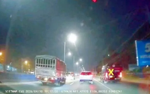 Xe khách vượt phải không đúng quy định