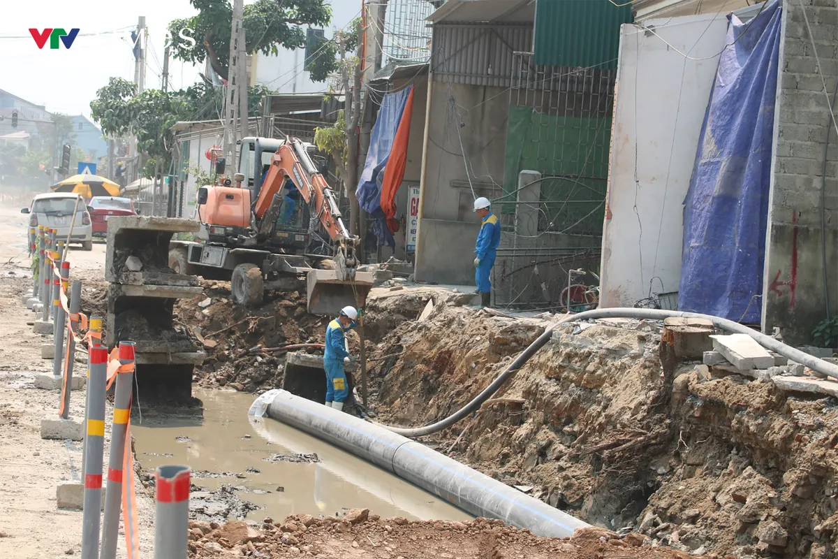 Nghệ An: H&agrave;ng ngh&igrave;n người d&acirc;n mất nước giữa thời tiết nắng n&oacute;ng khiến cuộc sống bị đảo lộn - Ảnh 4.