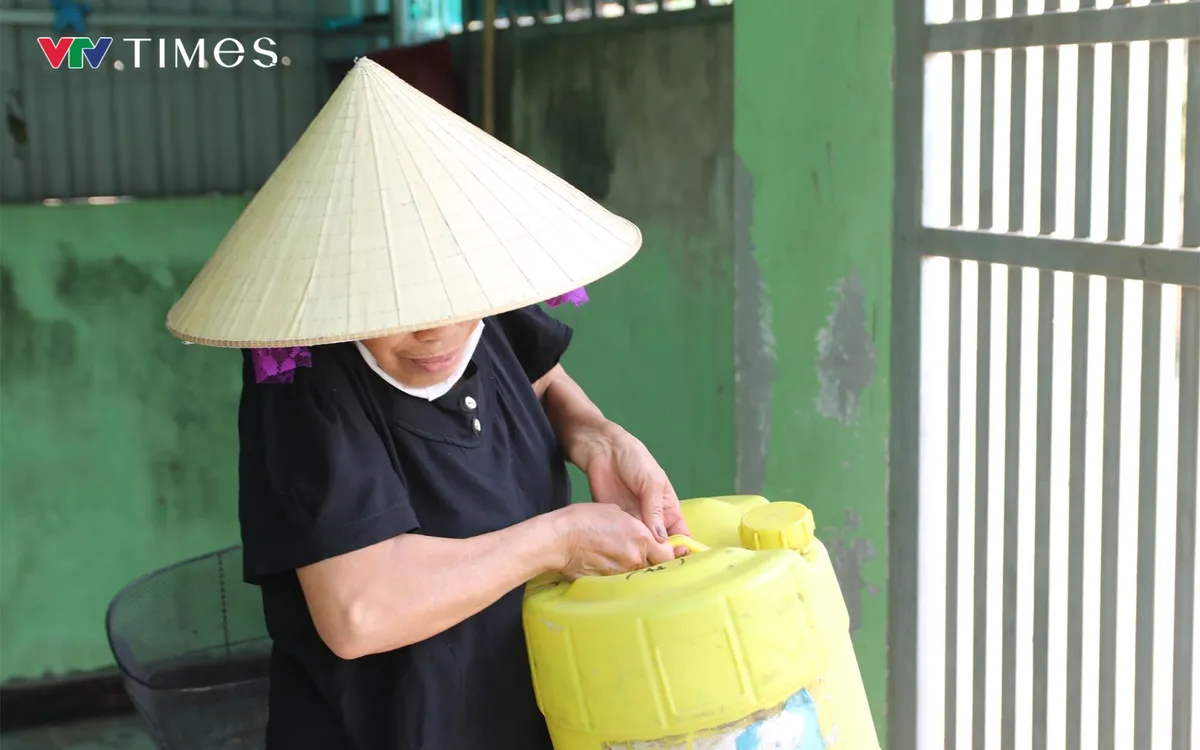 Bà Thoa phải liên tục đi sang hàng xóm để xin nước. Ảnh Ngọc Quân