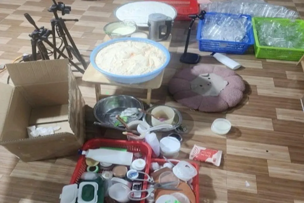 Phát hiện cơ sở pha chế "kem ủ siêu trắng" từ bột gạo, hóa chất không rõ nguồn gốc ở Gia Lai- Ảnh 1. Phát hiện cơ sở pha chế "kem ủ siêu trắng" từ bột gạo, hóa chất không rõ nguồn gốc ở Gia Lai- Ảnh 1.