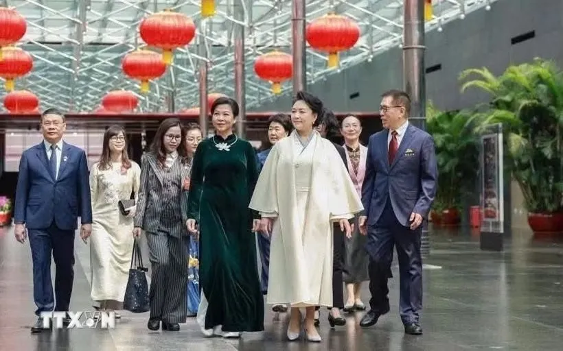 Hai phu nhân cùng nhau thăm Nhà hát lớn quốc gia Trung Quốc và có cuộc giao lưu, chia sẻ thân tình, cởi mở về các trải nghiệm thực tế cũng như việc giao lưu, phát triển văn hóa giữa hai nước. (Ảnh: TTXVN)