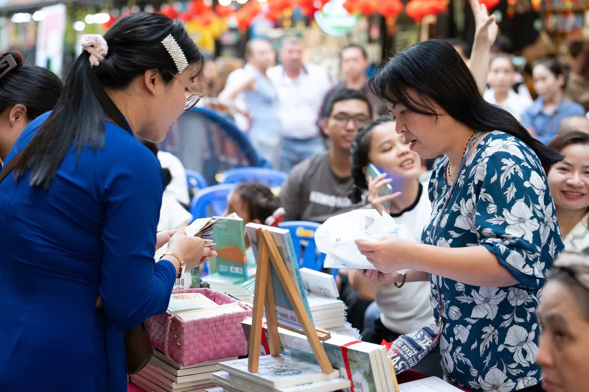 Văn h&oacute;a đọc tại TP Hồ Ch&iacute; Minh: Từ kh&ocirc;ng gian s&aacute;ch đến đ&ocirc; thị tri thức - Ảnh 5.