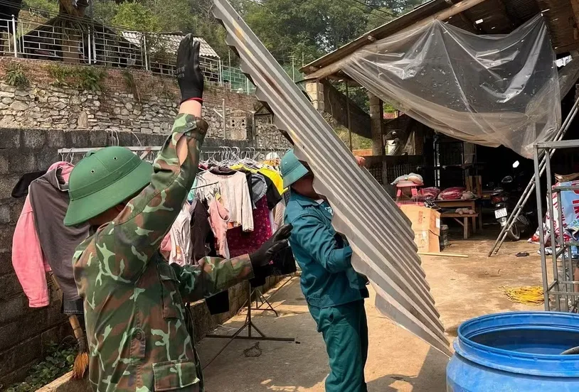 Khẩn trương hỗ trợ nhân dân khắc phục hậu quả mưa đá và giông lốc tại Lào Cai - Ảnh 1. Khẩn trương hỗ trợ nhân dân khắc phục hậu quả mưa đá và giông lốc tại Lào Cai - Ảnh 1.