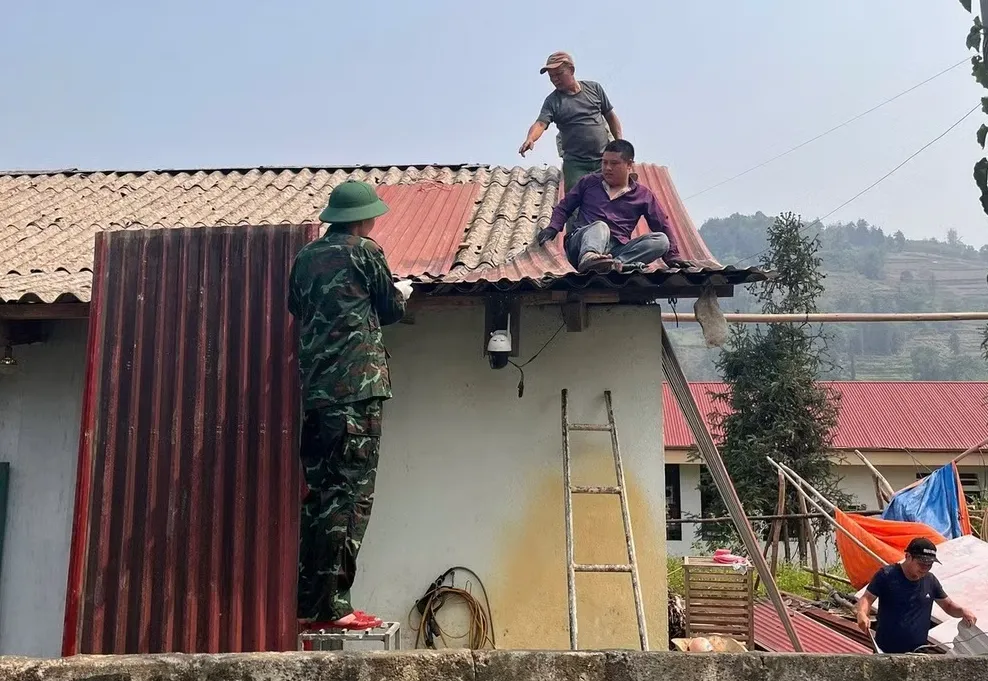 Khẩn trương hỗ trợ nhân dân khắc phục hậu quả mưa đá và giông lốc tại Lào Cai - Ảnh 2. Khẩn trương hỗ trợ nhân dân khắc phục hậu quả mưa đá và giông lốc tại Lào Cai - Ảnh 2.