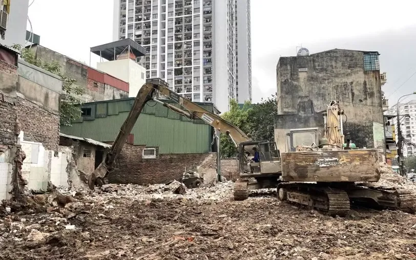 Công tác thi công giải phóng mặt bằng được thực hiện ngay sau khi các hộ dân bàn giao mặt bằng. (Ảnh: Quốc Lũy/TTXVN)