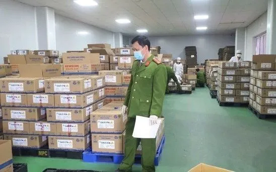 Cơ quan Công an thu giữ sữa giả do các đối tượng sản xuất. Ảnh: BCA
